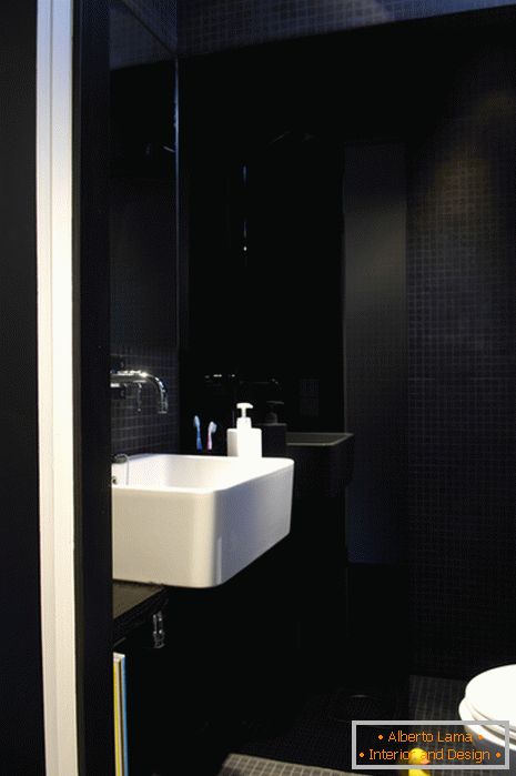 Návrh interiéru koupelny v černé barvě