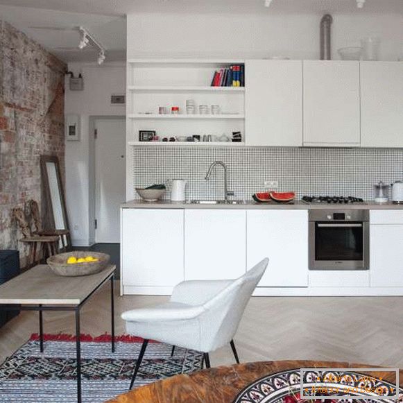 Stylový design jednopokojového apartmánu - kombinovaná kuchyň