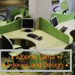 Zeleně-béžový kancelářský nábytek