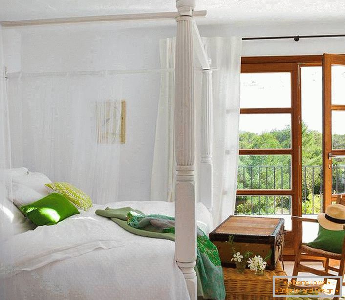 Průsvitný baldachýn vyrobený z beztížného přírodního materiálu se stává nádhernou výzdobou ložnice ve středomořském stylu. 