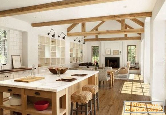 Interiérový design venkovského domu - fotografie kombinované kuchyně s obývacím pokojem