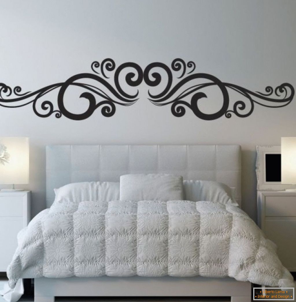 Vzory na stěně nad postelí