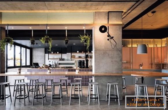 Interiér kavárny Blackwood Spíž v moderním loftovém stylu