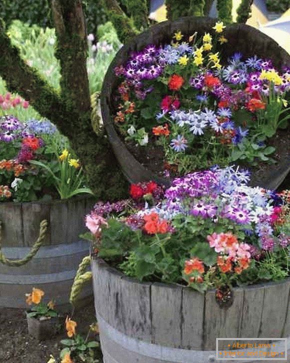 Květinový záhon v dřevěné vaně