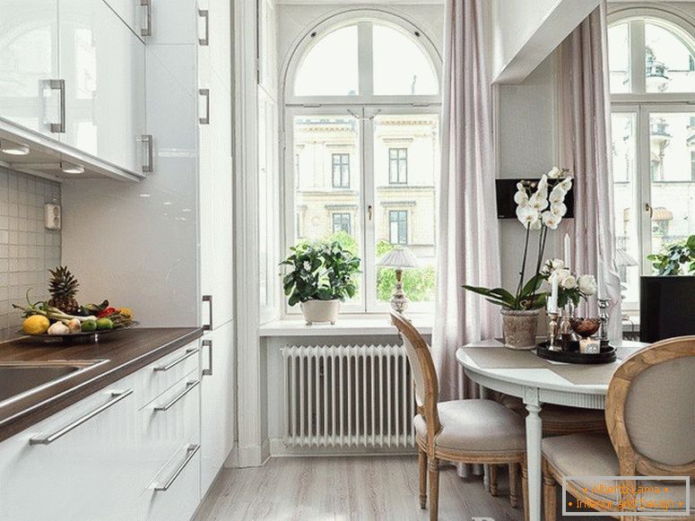 Moderní kuchyně v klasickém interiéru