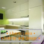 Bílý nábytek a světle zelené stěny v kuchyni