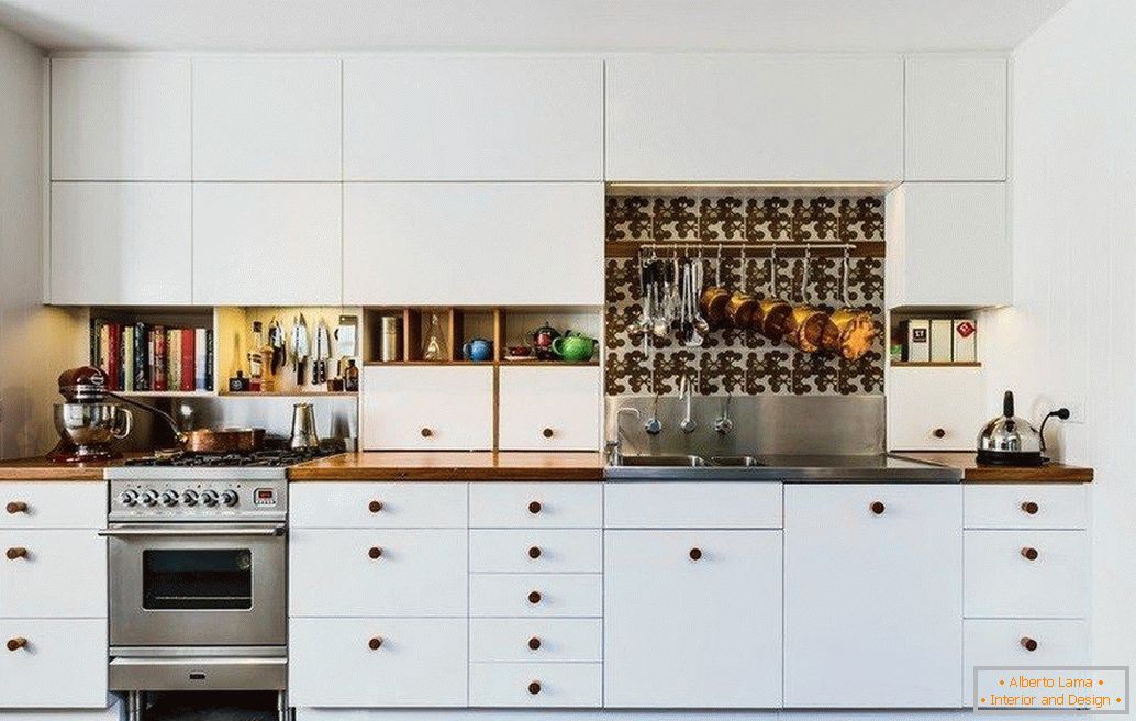 Kuchyně v bílé barvě s jasnou zástěrou