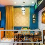 Kombinace modrých zdí a oranžového nábytku