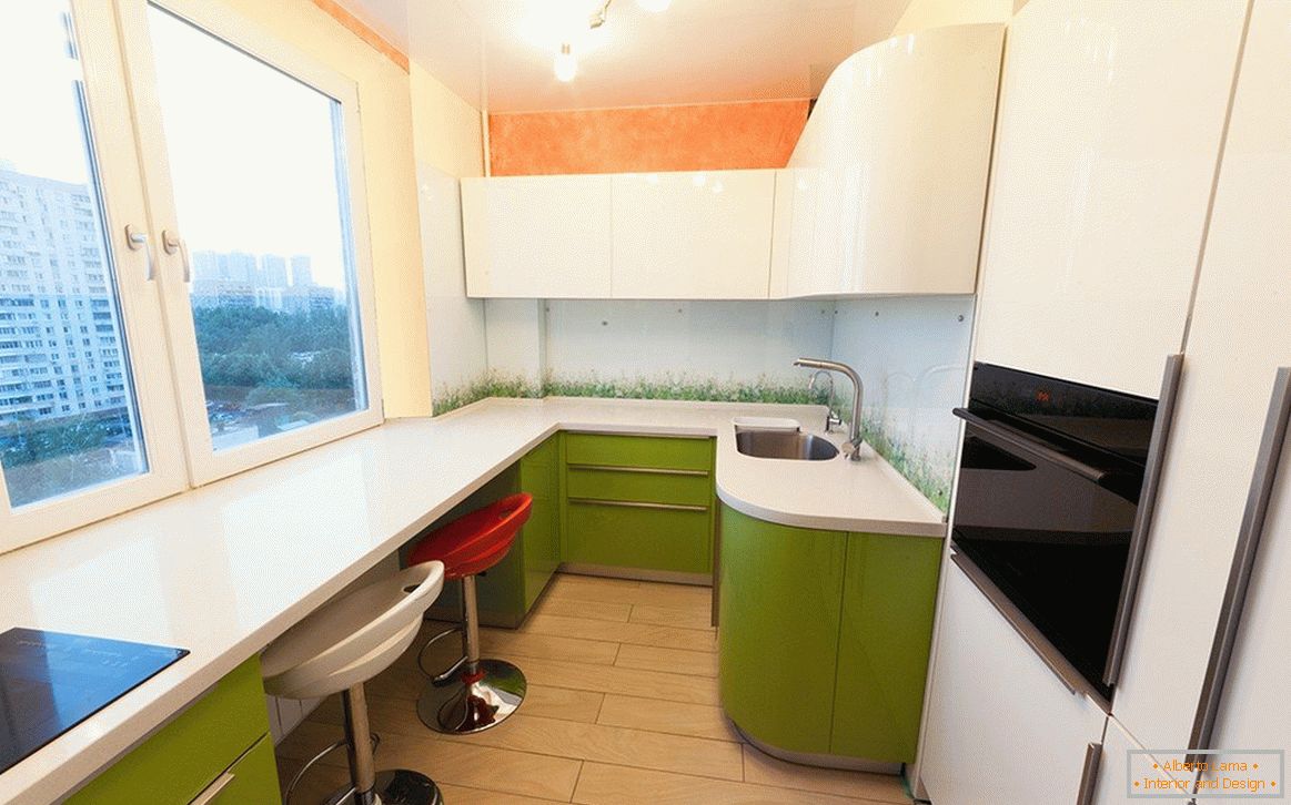 Bílý a zelený kuchyňský nábytek