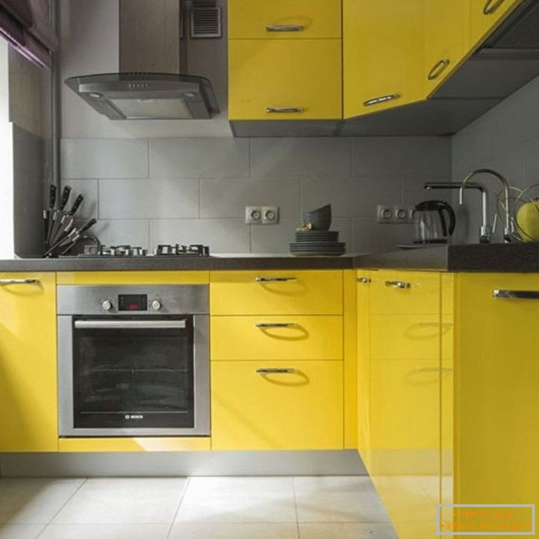 Žlutý nábytek v kuchyni
