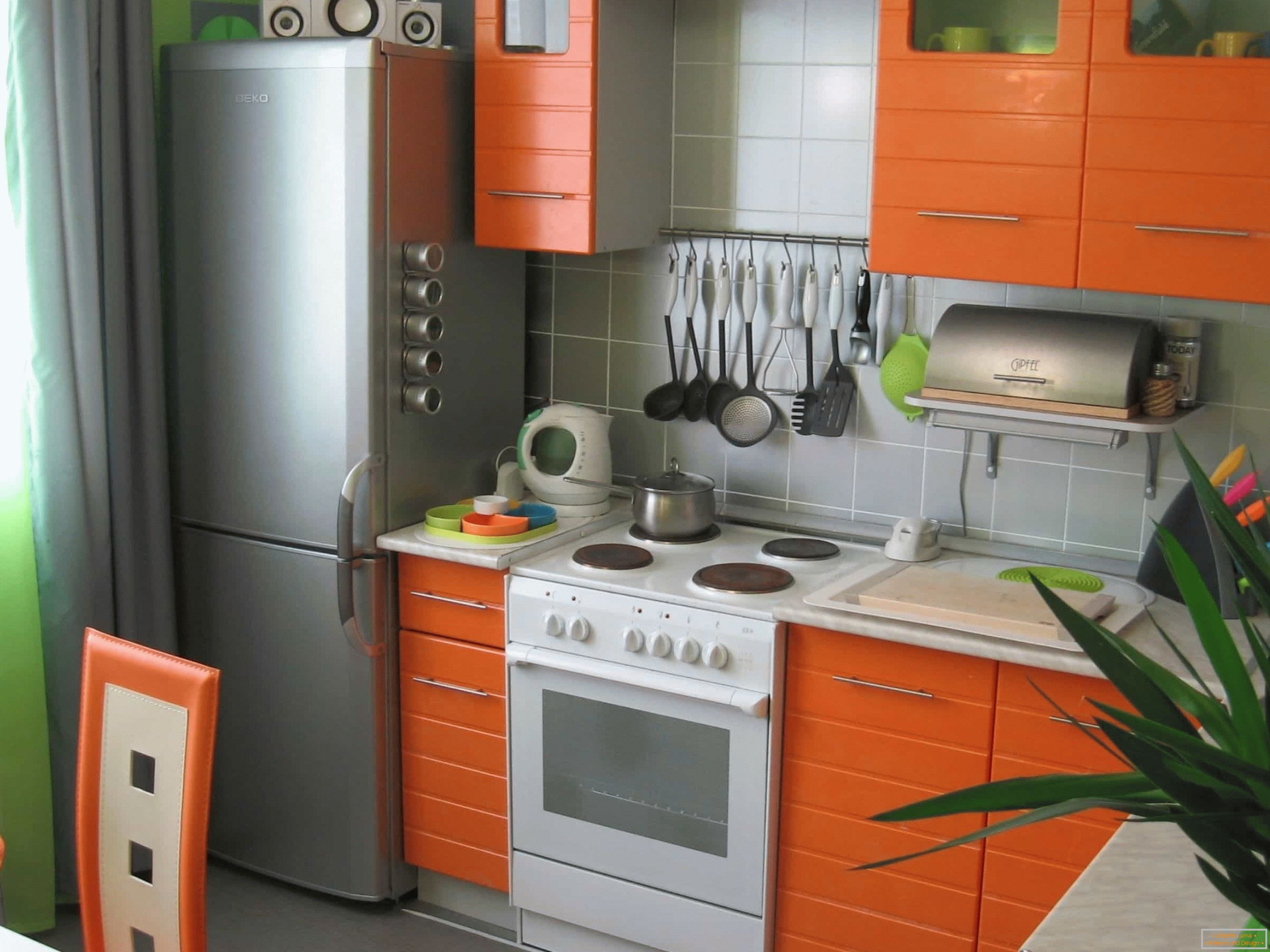 Oranžová kuchyně malého prostoru