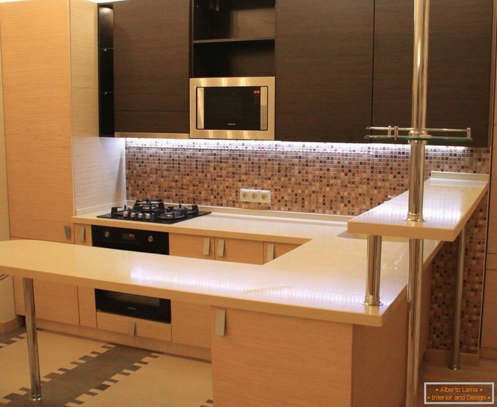 Brown-béžový nábytek v kuchyni