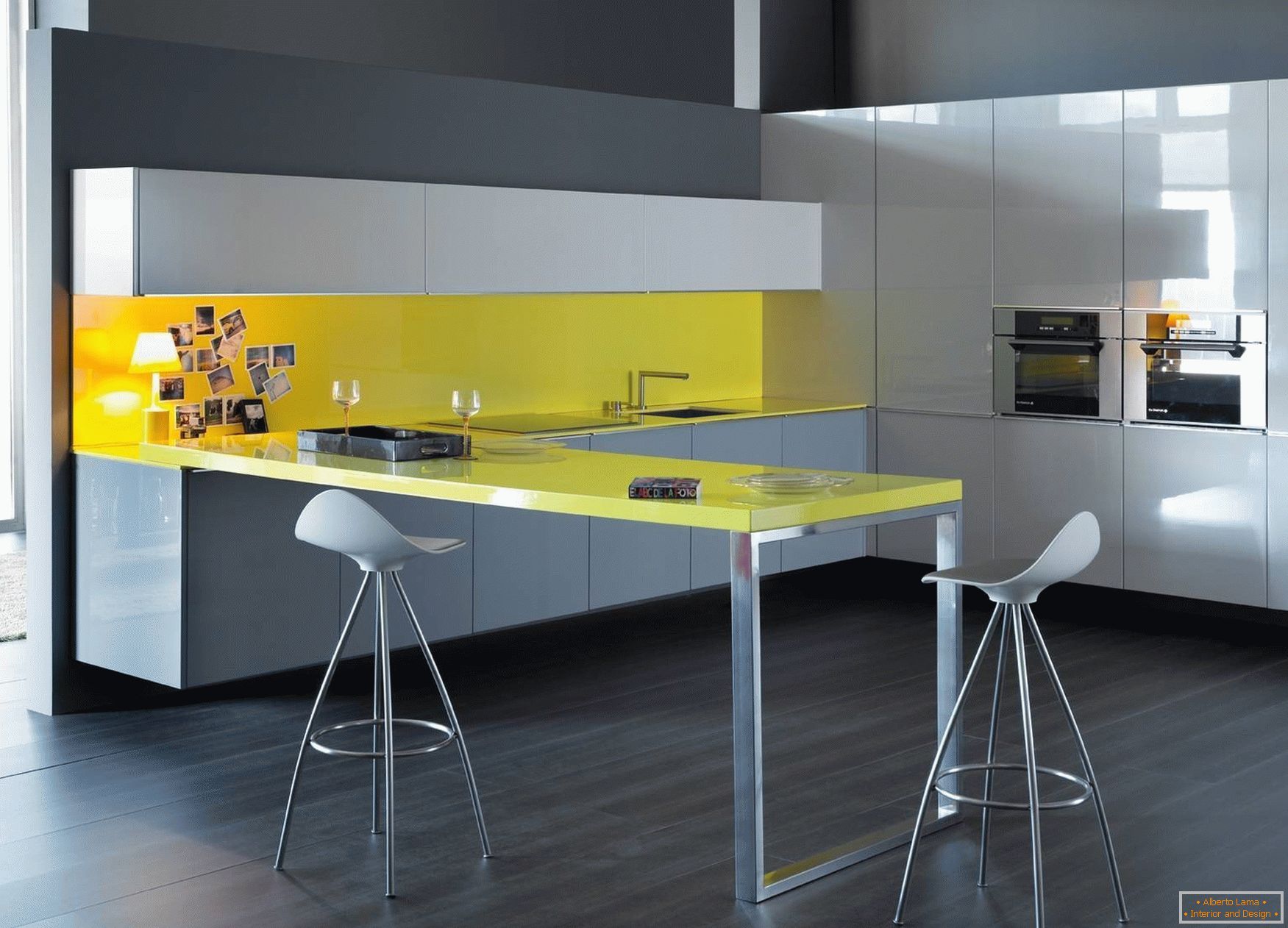 Žlutě šedý design kuchyně