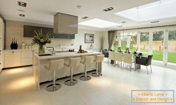 Kuchyňský design kuchyně v soukromém domě - foto kombinované s obývacím pokojem