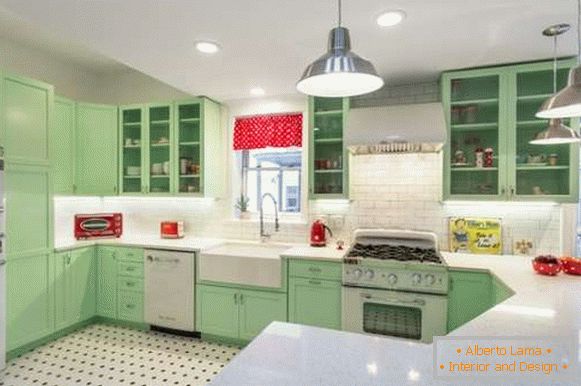 Zelená rohová kuchyně v soukromém domě - moderní design na fotografii