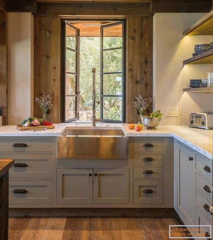 Dřevěné rustikální kuchyňské zařízení
