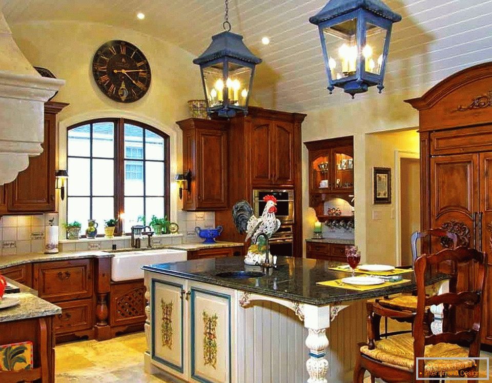 Světlé barvy v interiéru kuchyně ve stylu země