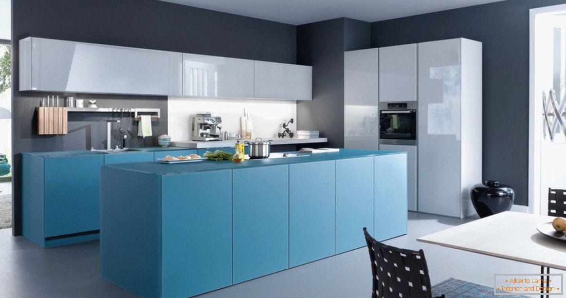 Modrá kuchyně v minimalistickém stylu