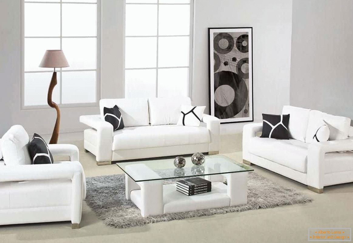 Světlý obývací pokoj s bílým nábytkem