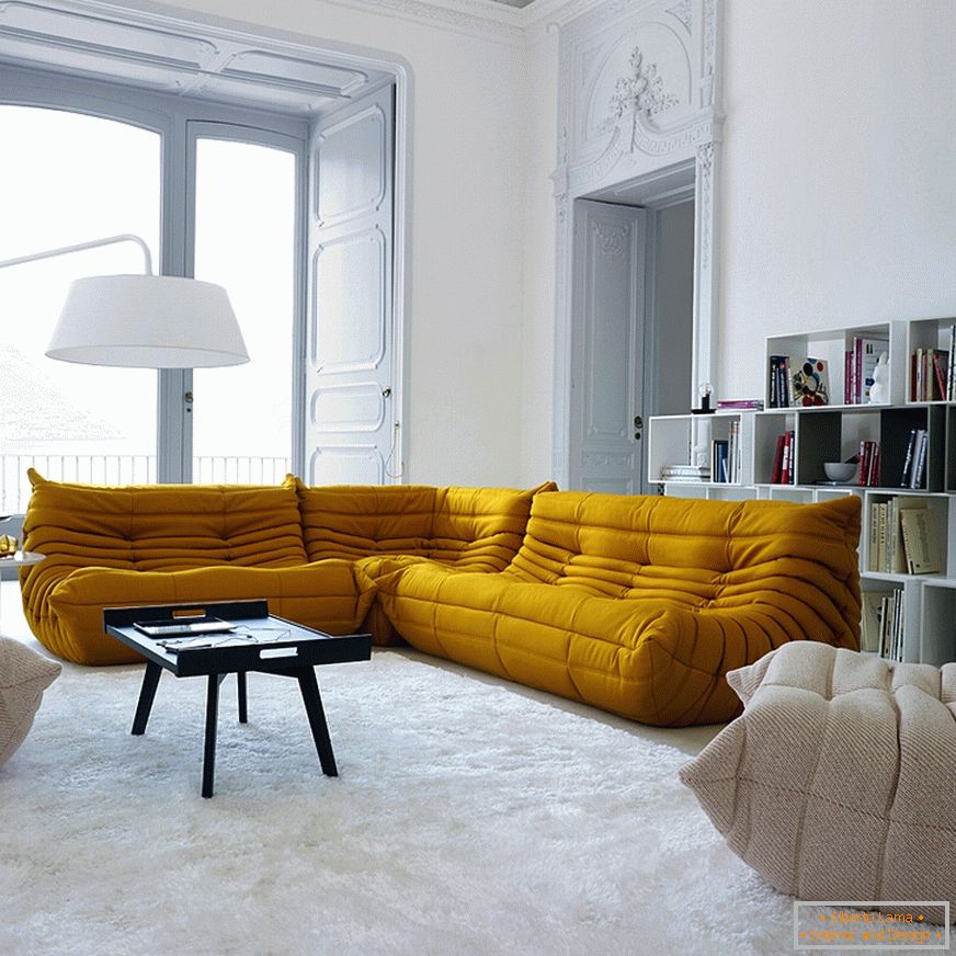 Použití jasných barev v obývacím pokoji
