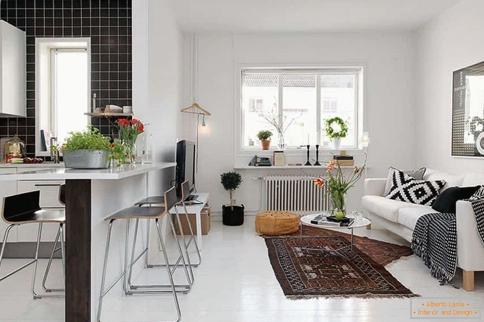 Rozdělení mezi kuchyň a obývací pokoj v malém bytě