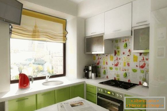 Malé fotografické místnosti - design bílé a zelené kuchyně v apartmánu