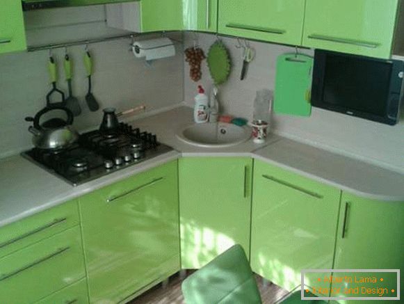 Interiér zelené kuchyně v designu malého bytu 30 m2