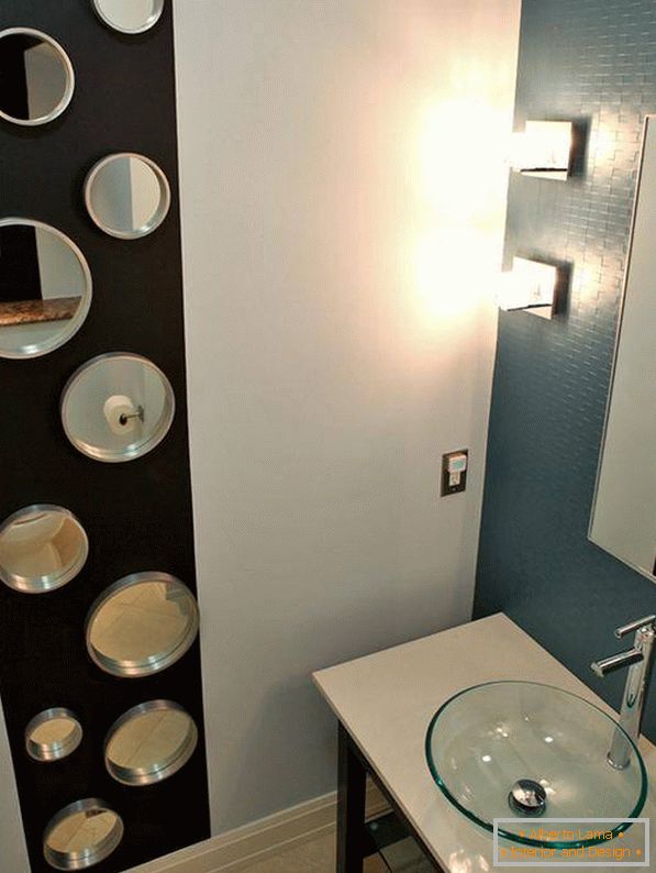 Malá koupelna se zrcadly