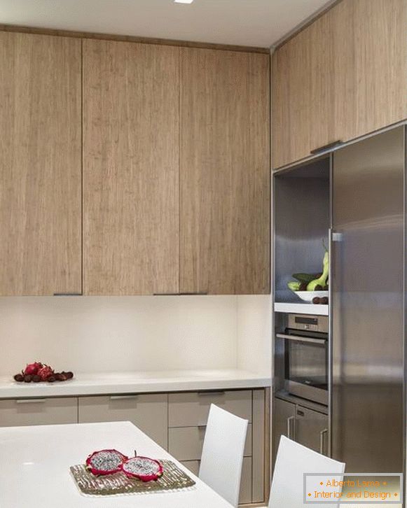 Krásný interiér malé kuchyně - fotografie s lednicí