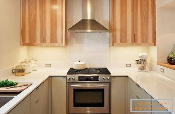 Dvojfarební design kuchyně v malém bytě - fotografie