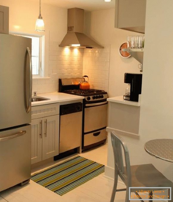 Moderní design malé kuchyně s lednicí na fotografii