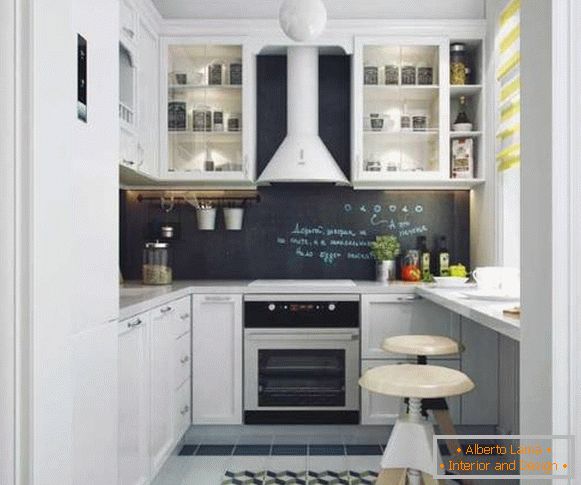 Moderní design kuchyně o rozloze 6 m2 s barovým pultem namísto okenního parapetu