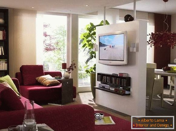 Návrh jednopokojového bytu - rozdělený na dvě zóny oddělením s TV