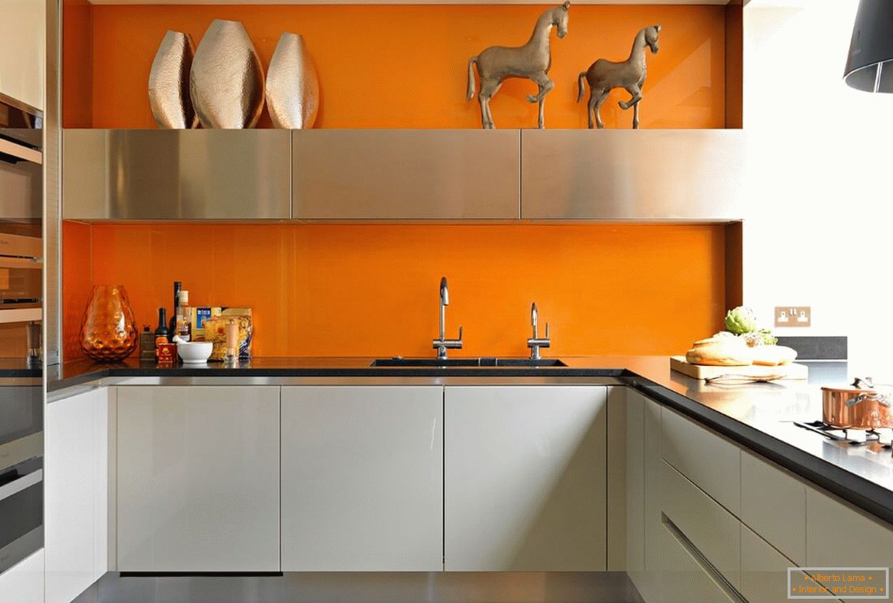 Oranžová zástěra v kuchyni