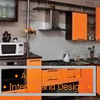 Stylová kuchyně v černé a oranžové barvě