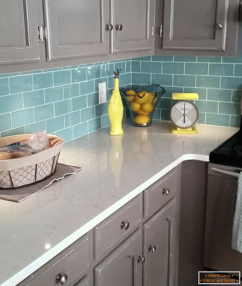 Tyrkysová zástěra a šedý nábytek v kuchyni