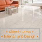 Obývací pokoj в стиле минимализм с оранжевым диваном