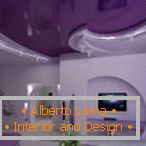 Lilac interiéru obývacího pokoje s víceúrovňovým stropem