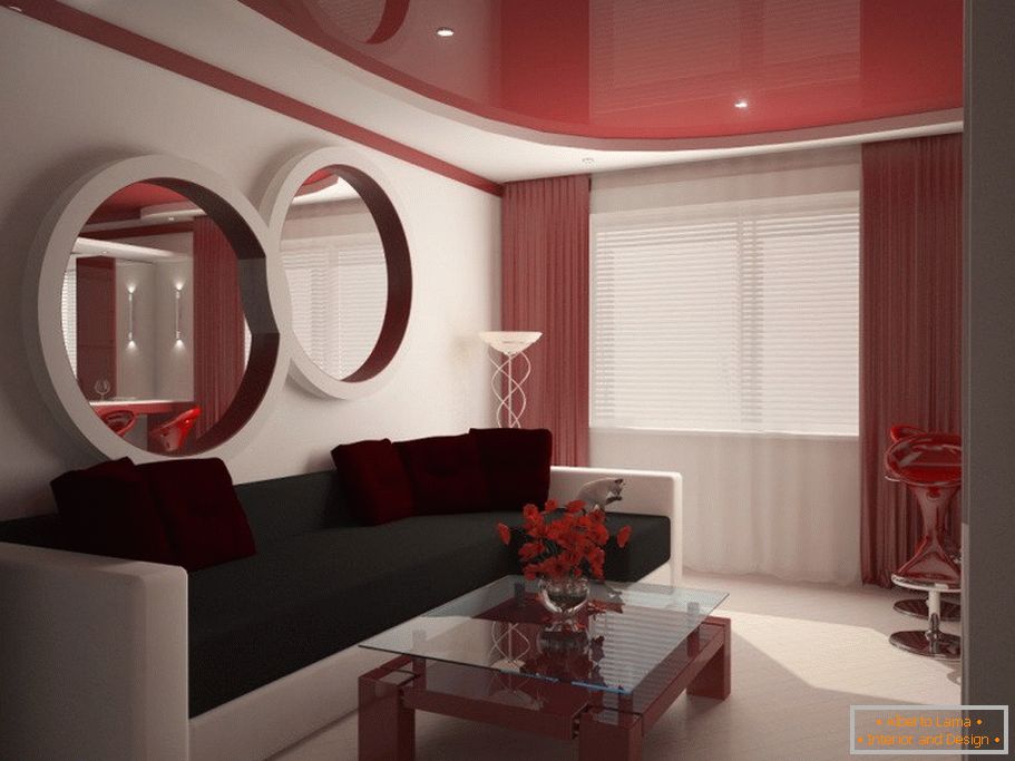 Červený strop v obývacím pokoji