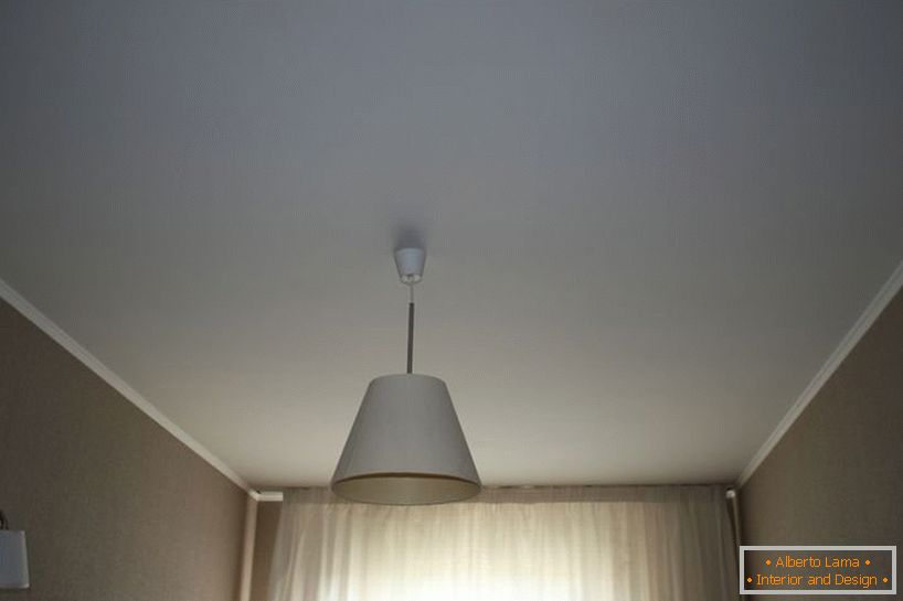 Barevný bílý strop v chodbě
