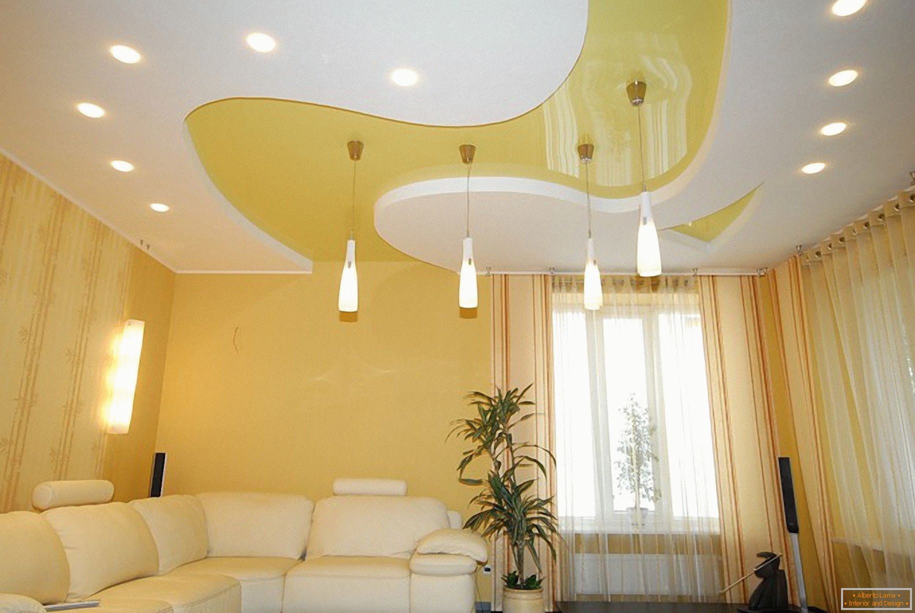 Žlutobílý strop