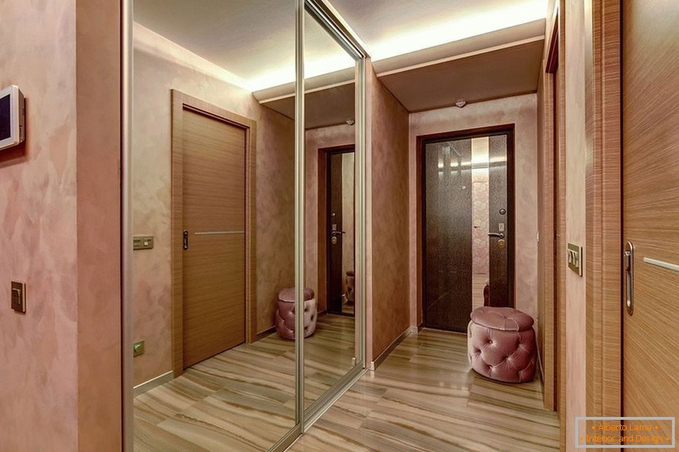 Zrcadlová skříň na chodbě