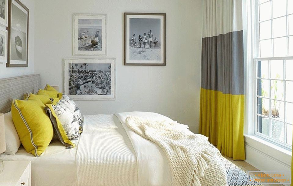 Závěsy na interiéru ložnice v kombinaci bílé šedé a hořčičné barvy