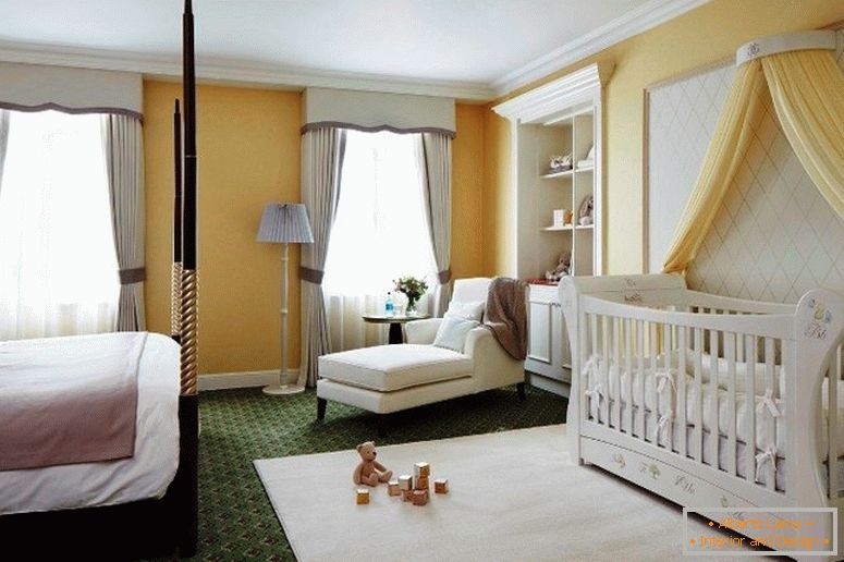 Prostorná ložnice pro rodiče s dítětem