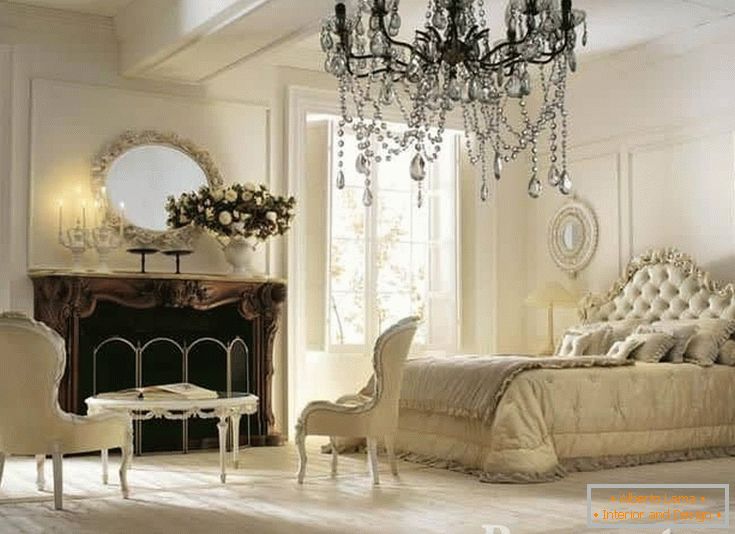 Bílá a béžová ložnice v klasickém stylu s krbem