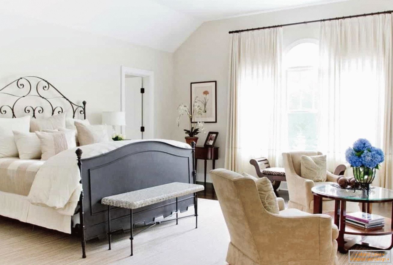Úspěšný výběr nábytku pro kované postele v klasickém stylu