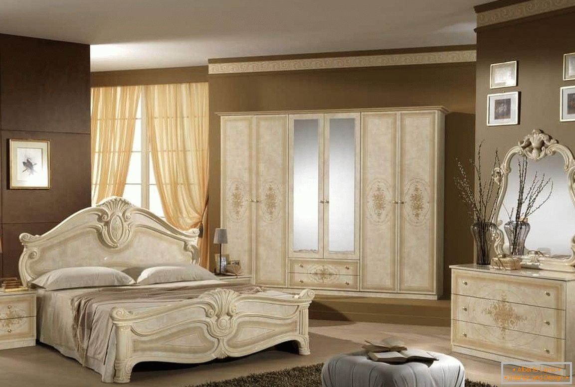 Klasický design ložnic - béžový nábytek a hnědé stěny