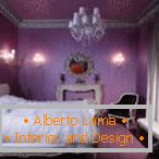 Lilac tapety v ložnici s elegantním interiérem