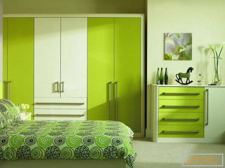Vnitřní ložnice světle zelené barvy