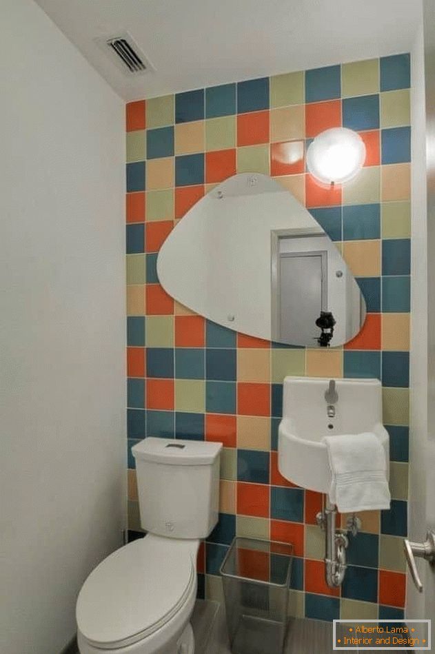Malé WC se světlými dlaždicemi a malovanými zdmi